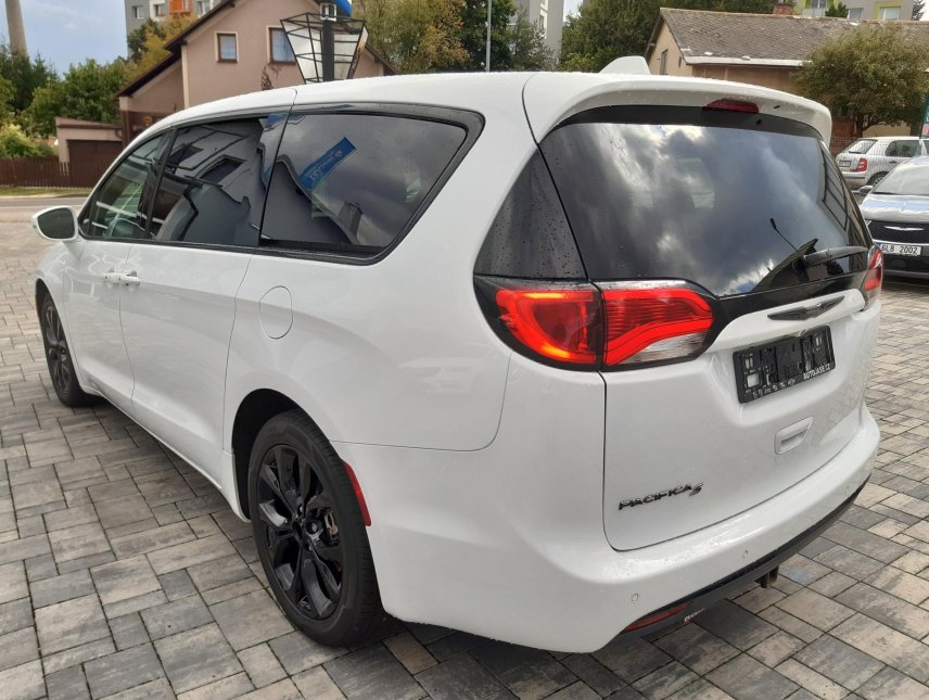 Chrysler Pacifica, 3,6L Sport, 8míst, ALU 20, DVD