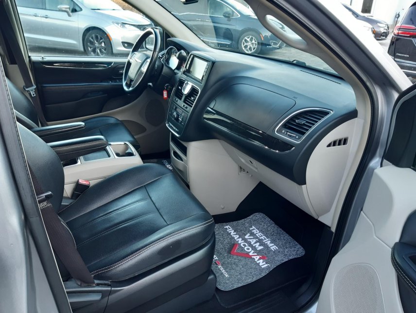 Chrysler Town & Country, 3,6L V6,kůže, 7míst, DVD,Tažné