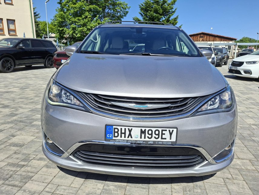 Chrysler Pacifica, 3,6L Hybrid, krásný stav
