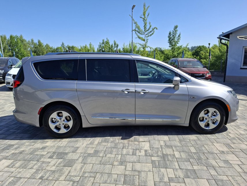 Chrysler Pacifica, 3,6L Hybrid, krásný stav