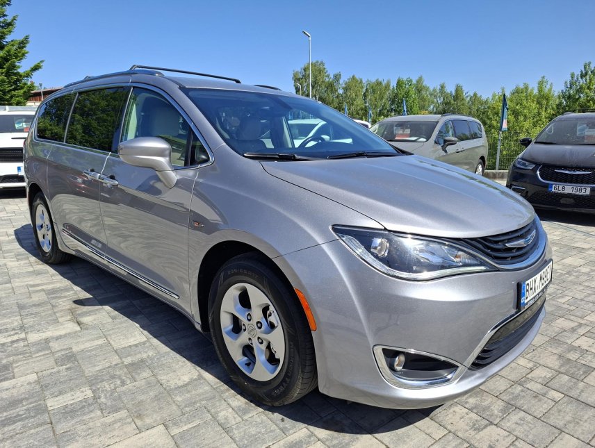 Chrysler Pacifica, 3,6L Hybrid, krásný stav