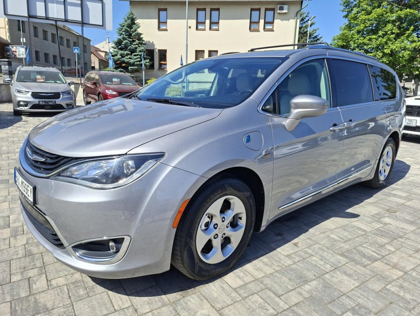 Chrysler Pacifica, 3,6L Hybrid, krásný stav
