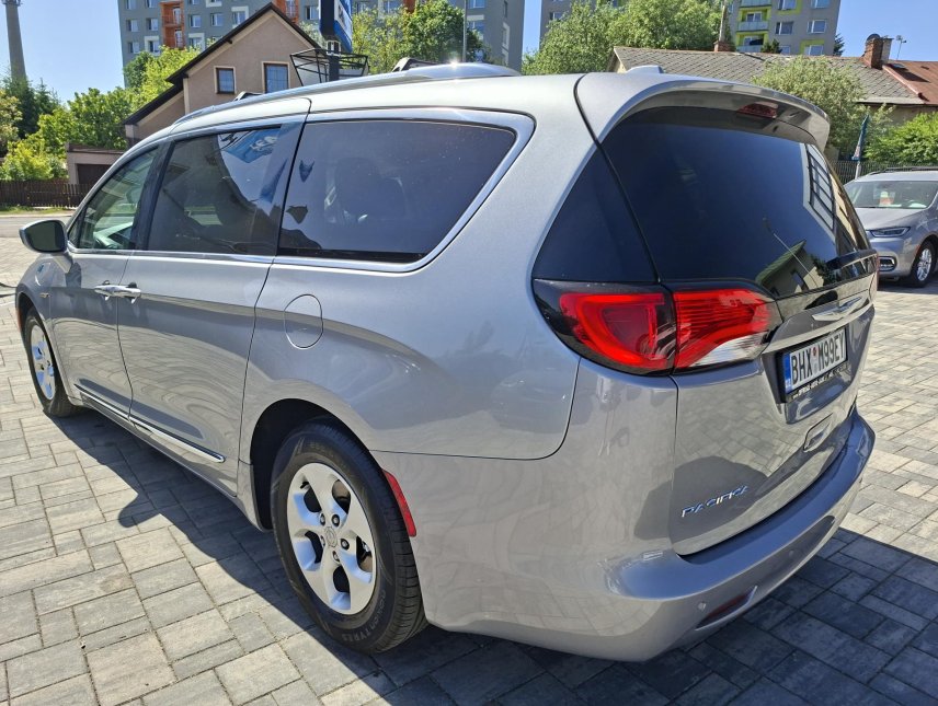 Chrysler Pacifica, 3,6L Hybrid, krásný stav