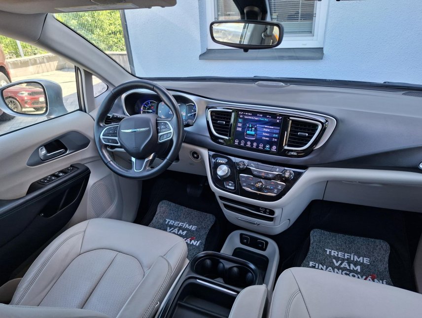 Chrysler Pacifica, 3,6L Hybrid, krásný stav