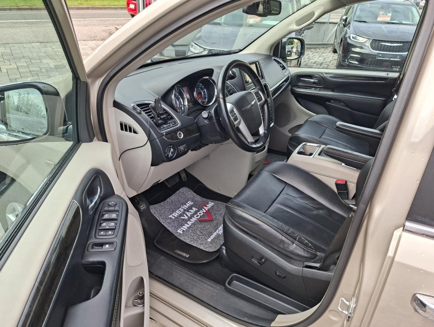 Chrysler Town & Country, 3,6L 7míst, LPG, tažné, 2xkola
